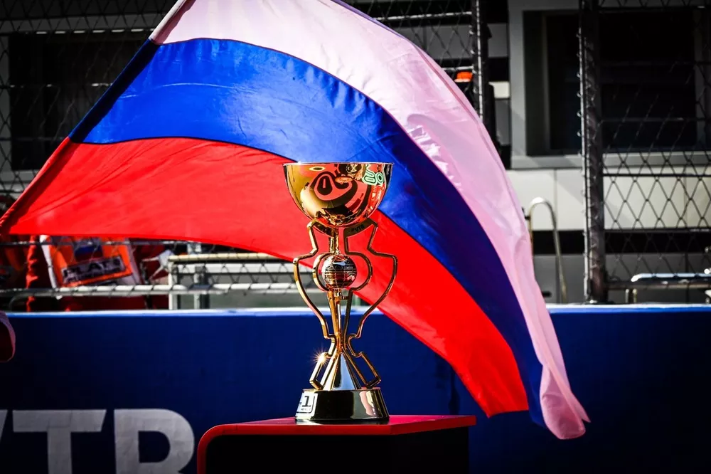 Le troph&eacute;e et un drapeau russe sur la grille