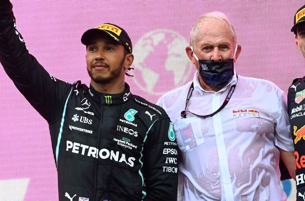 Le 2ᵉ Lewis Hamilton, Mercedes, Helmut Marko, consultant pour Red Bull Racing, le vainqueur Max Verstappen, Red Bull Racing et le 3ᵉ Valtteri Bottas, Mercedes, sur le podium