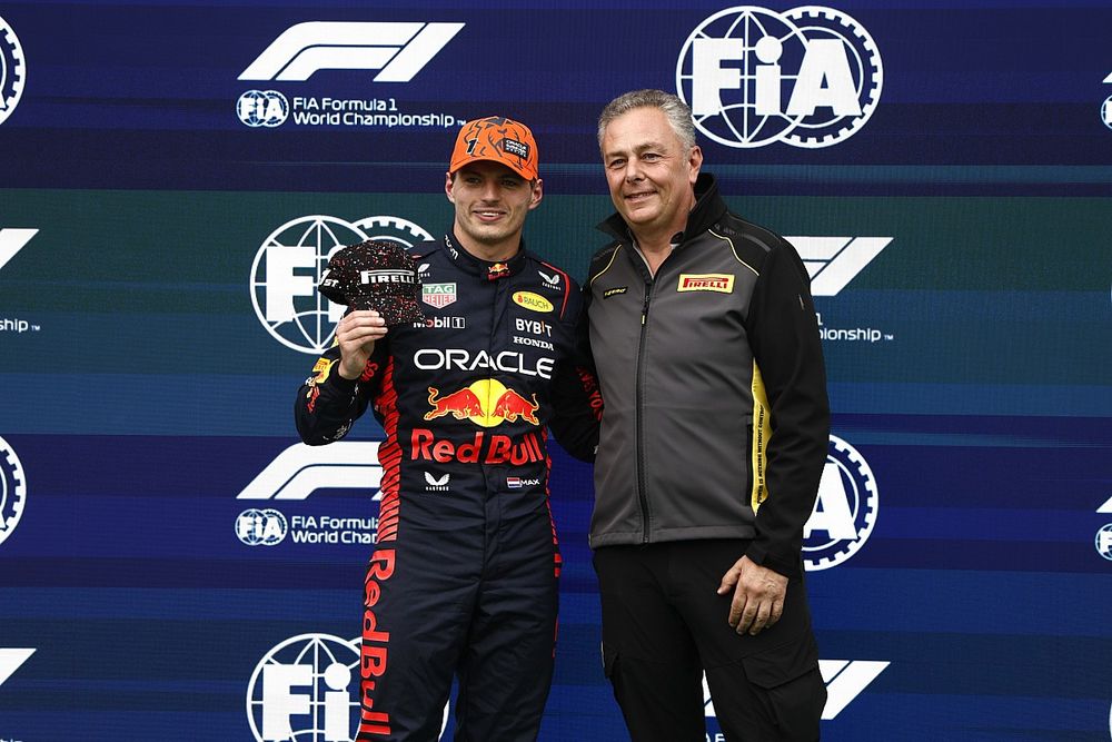 Mario Isola, director de Pirelli Motorsport, da a Max Verstappen, Red Bull Racing, la gorra por liderar la clasificación sprint