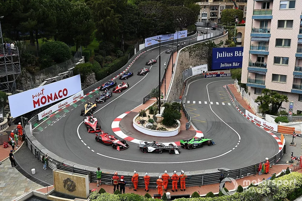 Nick Cassidy, Envision Racing, Jaguar I-TYPE 6 leads Mitch Evans, Jaguar TCS Racing, Jaguar I-TYPE 6 and Jake Dennis, Avalanche Andretti Formula E, Porsche 99 X Electric Gen3