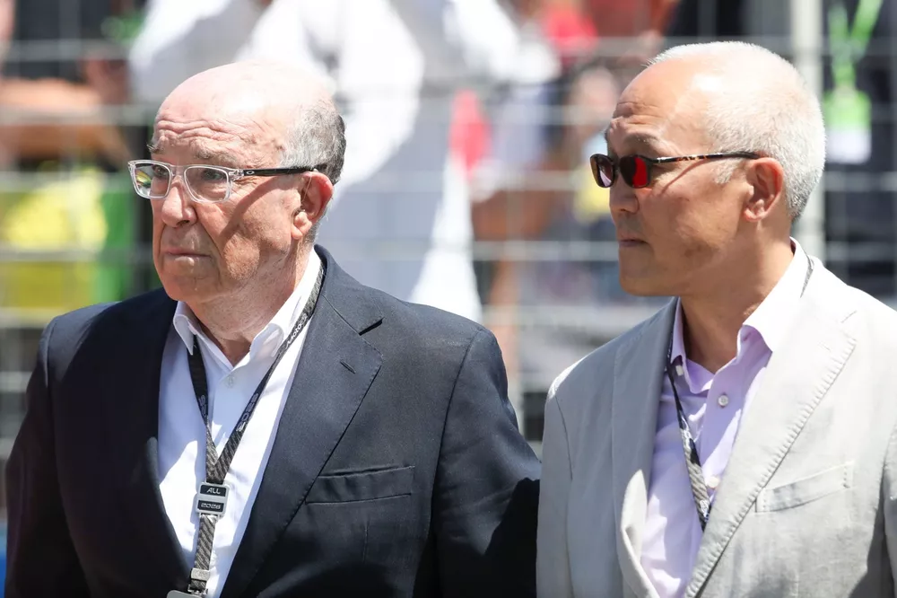 Carmelo Ezpeleta en Derek Chang staan samen op de startgrid.