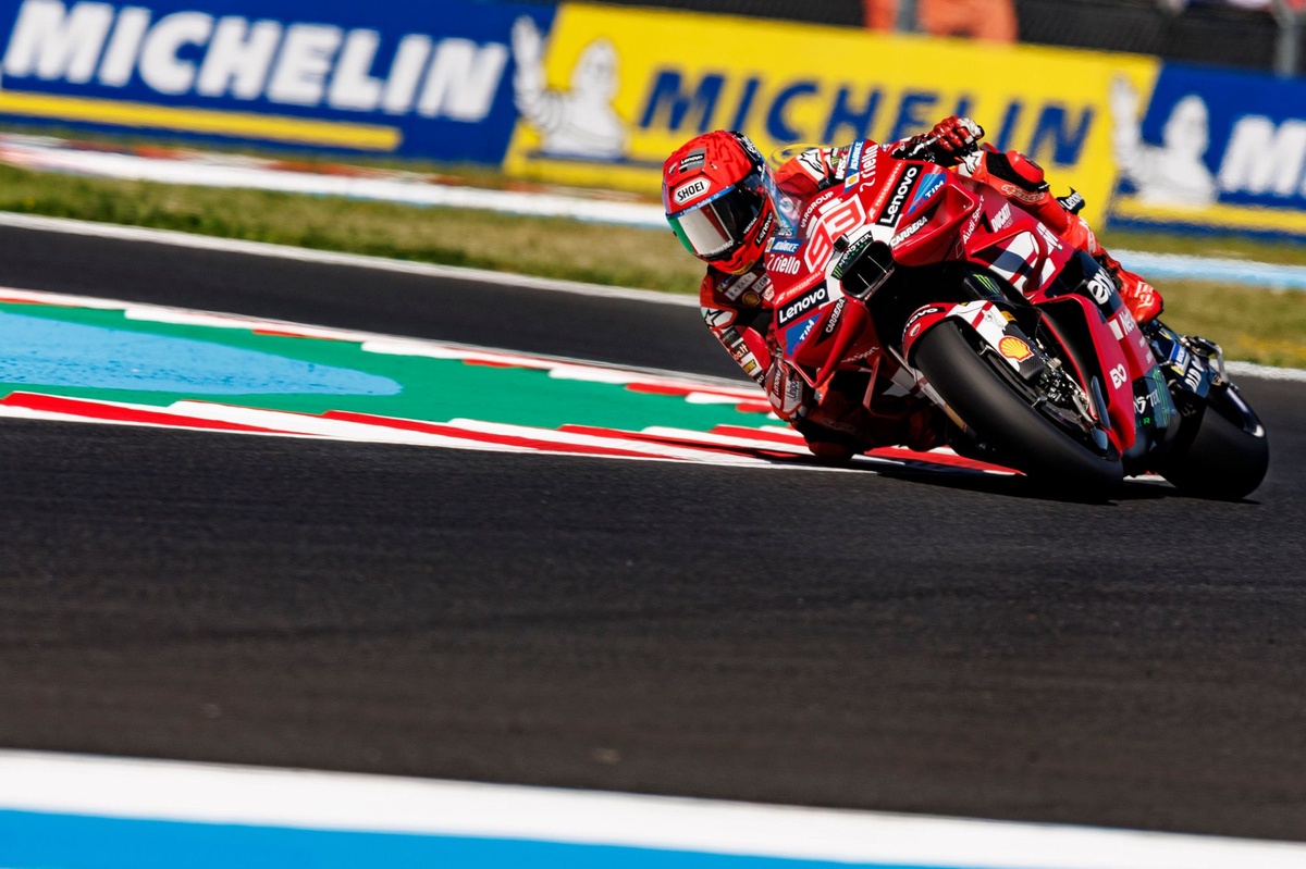 GP de Hungría de MotoGP: Marc Marquez vence a Acosta para ganar, el dúo de Aprilia choca