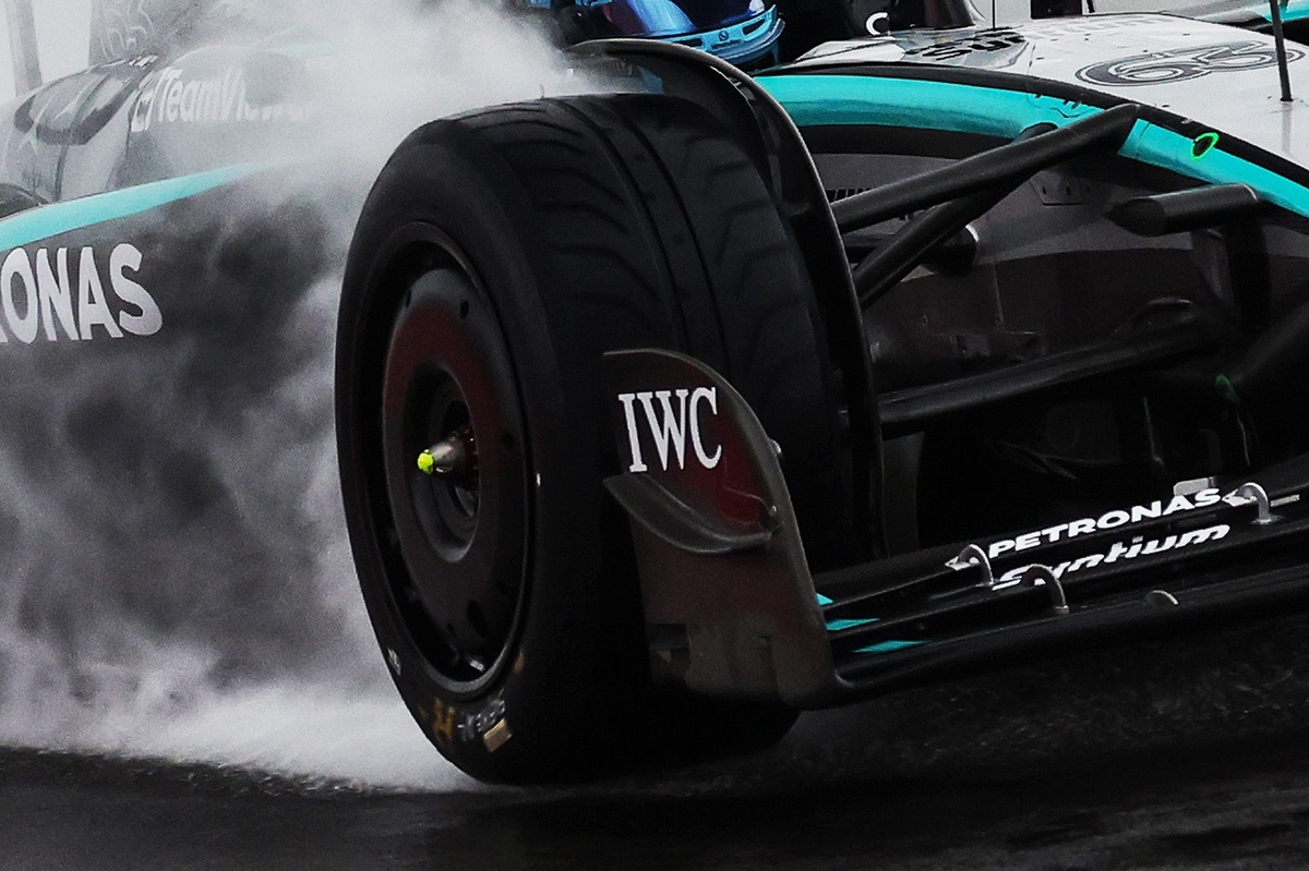 Pirelli evalúa el 'superintermedio' para la F1 2027, un neumático único para lluvia