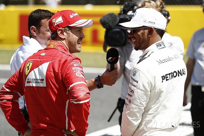 Ganador de la pole Lewis Hamilton, Mercedes AMG F1, y segundo puesto Sebastian Vettel, Ferrari