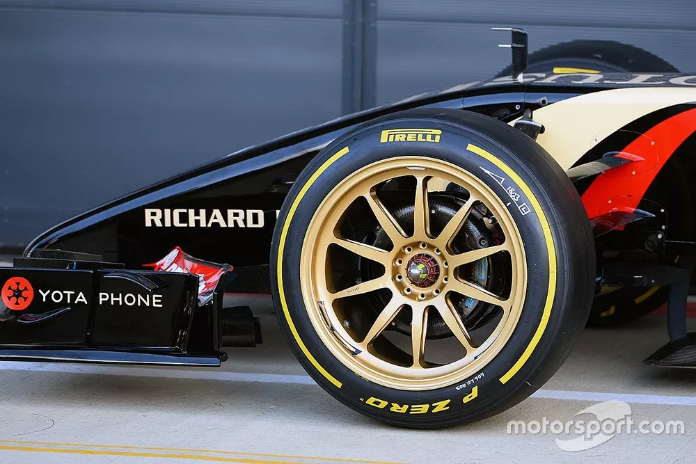Lotus E22 op 18 inch Pirelli-banden