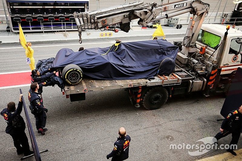 El Red Bull Racing RB13 de Max Verstappen, Red Bull Racing es llevado de regreso a los pits en una g