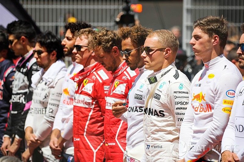 Pilotos en el himno nacional