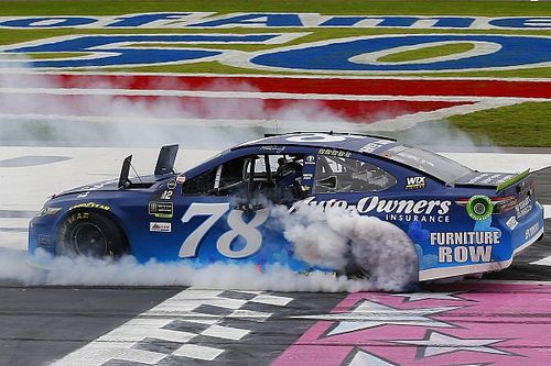 Martin Truex super&oacute; adversidad y sum&oacute; su sexto triunfo de 2017