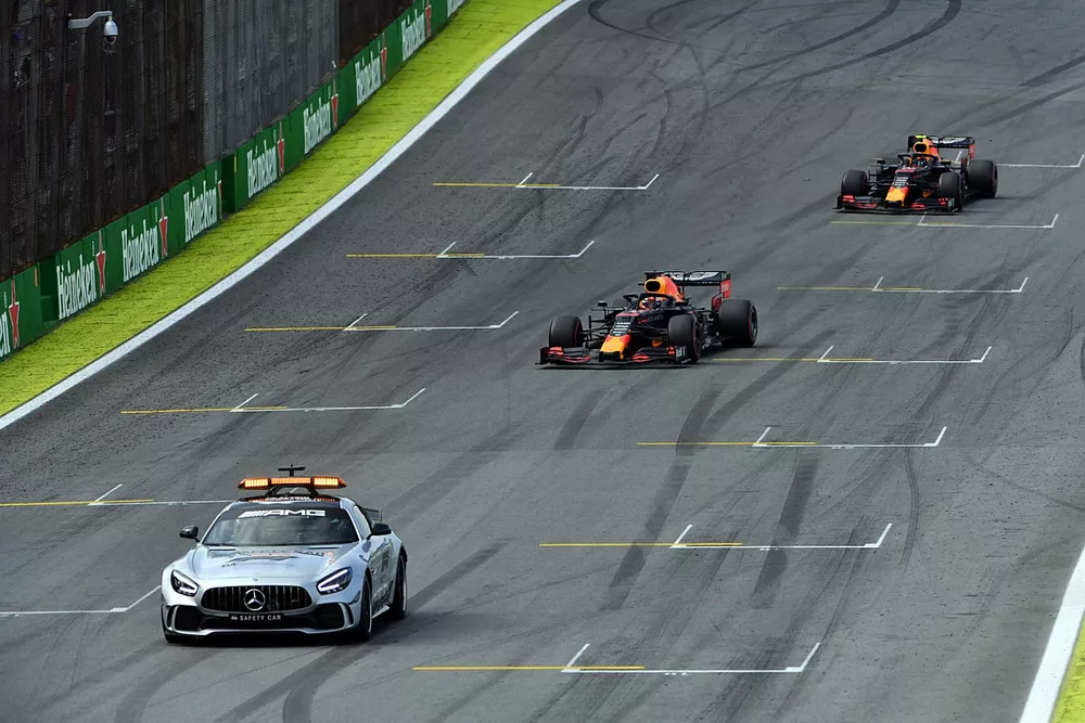 El Coche de Seguridad lidera Max Verstappen, Red Bull Racing RB15, y Alexander Albon, Red Bull RB15