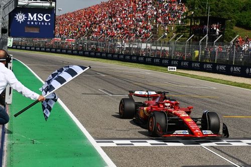 Por qué la F1 ondea dos banderas a cuadros al final de cada carrera
