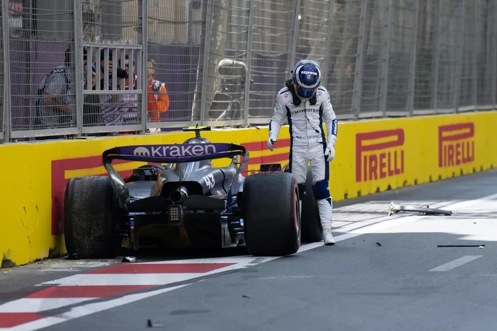 Franco Colapinto, Williams Racing, klimt uit zijn beschadigde auto na een crash in FP1