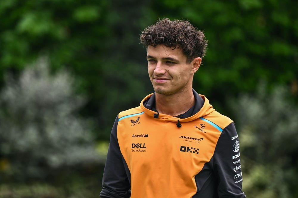 Lando Norris, da equipe McLaren F1, chega à pista