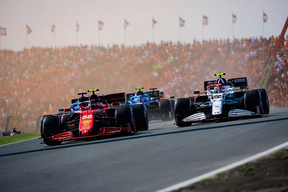 Carlos Sainz Jr., Ferrari SF21, Antonio Giovinazzi, Alfa Romeo Racing C41