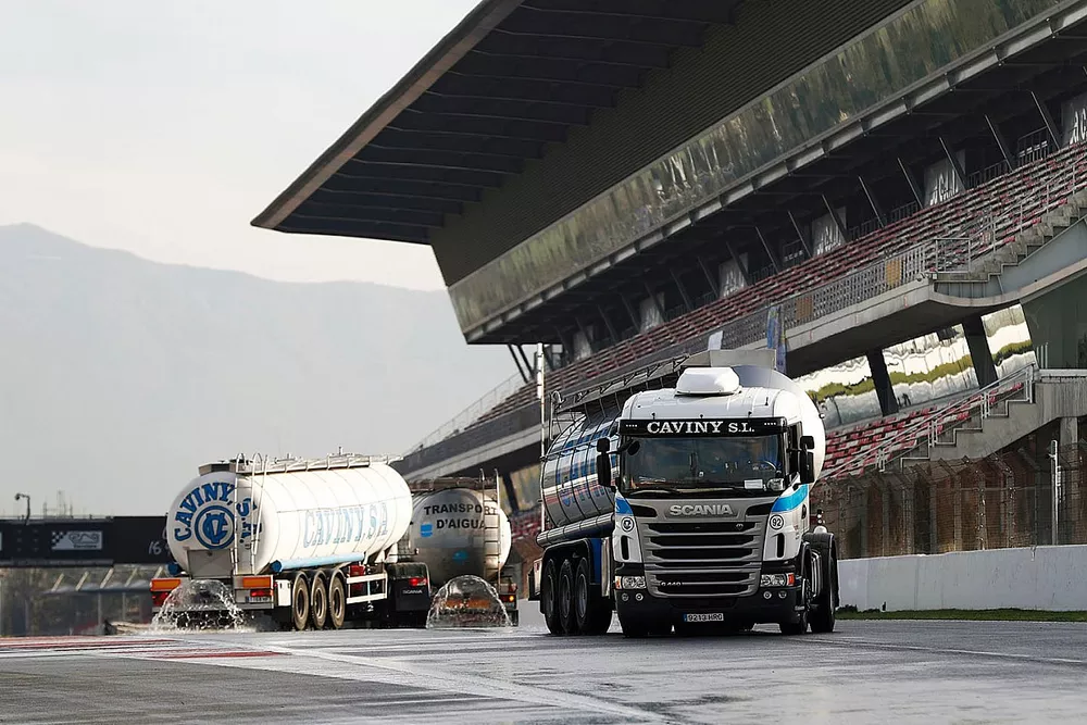 f1-barcelona-pre-season-testing-i-2017-trucks-water-the-circuit-for-wet-tyre-testing