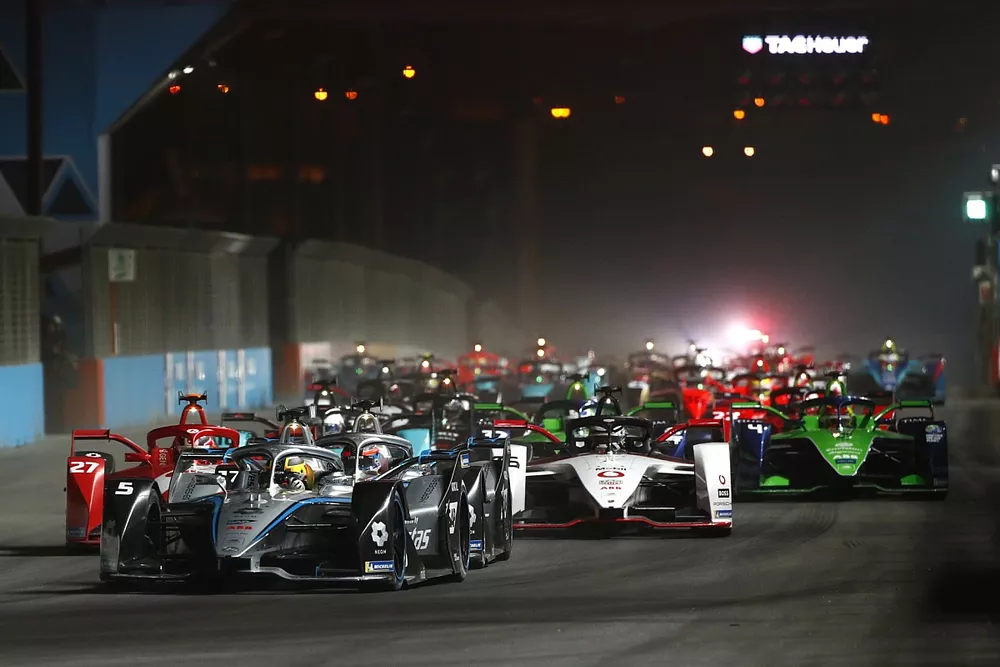 Stoffel Vandoorne, Mercedes-Benz EQ, EQ Silver Arrow 02, Nyck de Vries, Mercedes-Benz EQ, EQ Silver Arrow 02, Jake Dennis, Andretti Motorsport, BMW iFE.21, Andre Lotterer, Porsche, Porsche 99X Electric, at the start