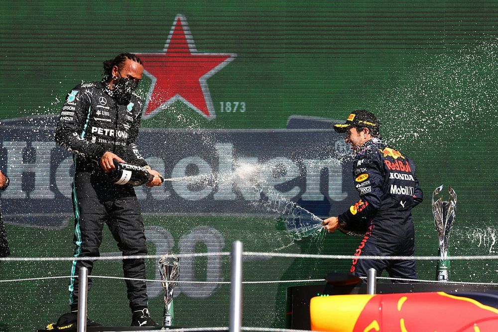 Podio: segundo lugar Lewis Hamilton, Mercedes, tercer lugar Sergio P&eacute;rez, Red Bull Racing