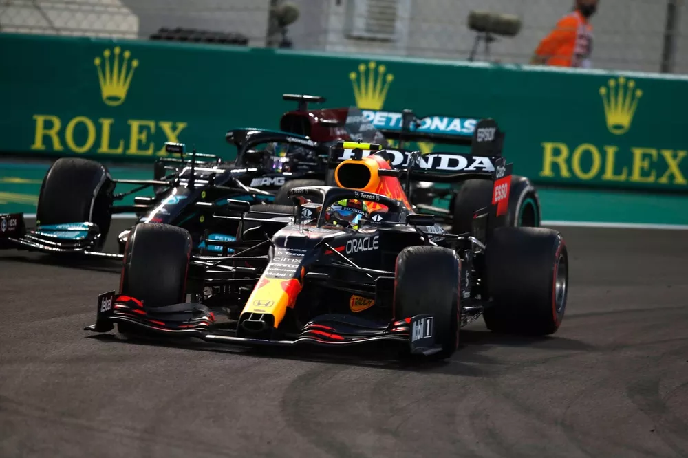 Sergio P&eacute;rez, Red Bull Racing RB16B, Lewis Hamilton, Mercedes W12