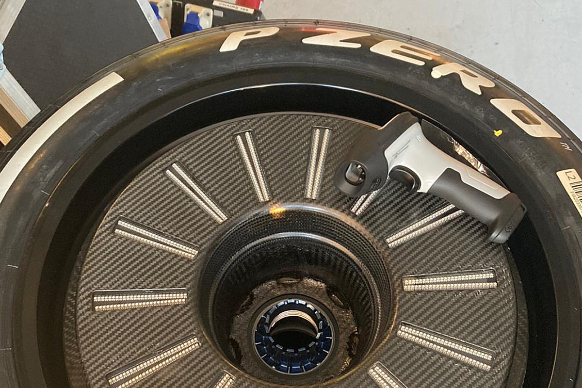 F1 The rim covers with LEDs have been abolished for race info