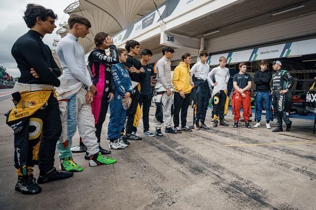 Felipe Massa com os garotos da F4 Brasil