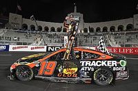 Truex gana un caótico Clash en el Coliseo de Los Angeles