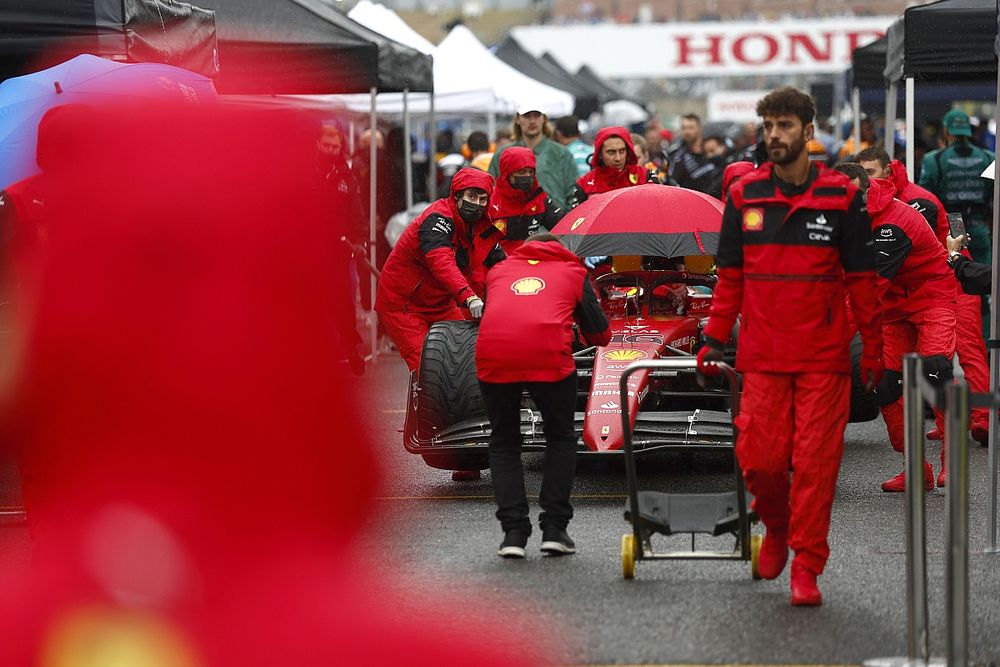 Charles Leclerc, Ferrari F1-75, on the grid with mechanics