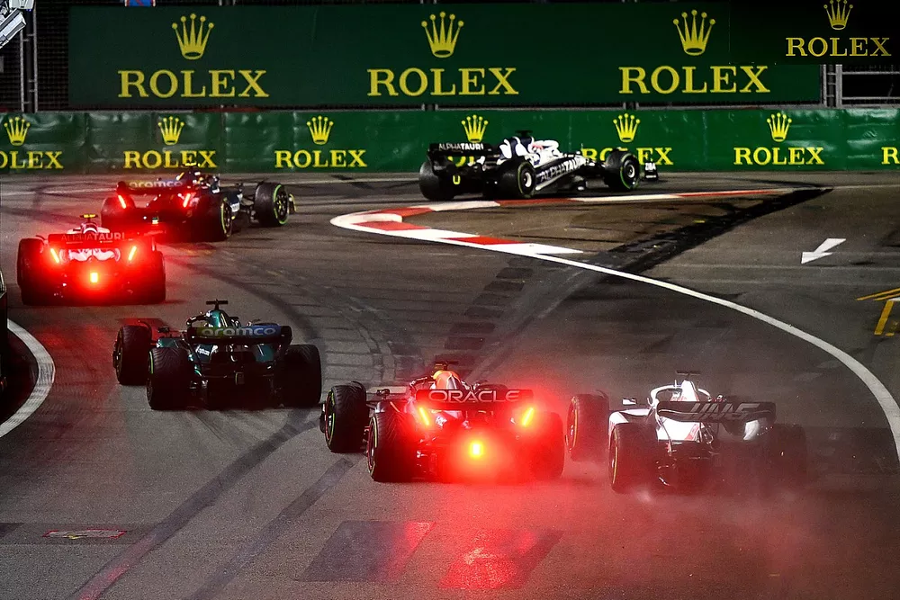 Max Verstappen, Red Bull Racing RB18, Kevin Magnussen, Haas VF-22