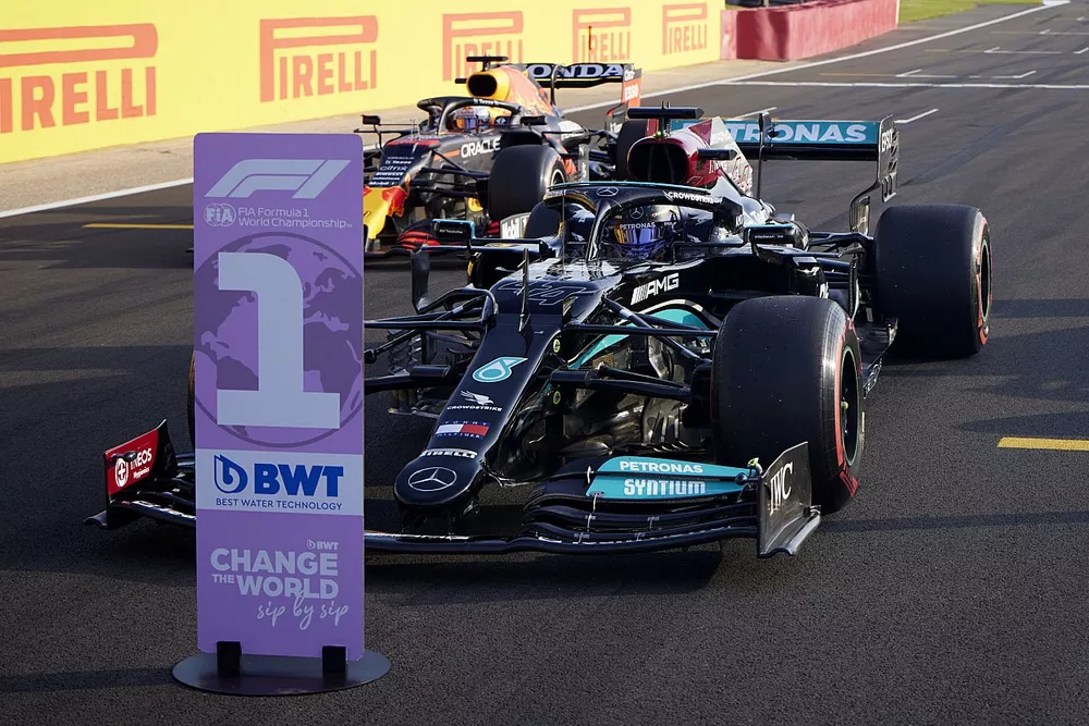 Lewis Hamilton, Mercedes W12 et Max Verstappen, Red Bull Racing RB16B, rejoignent le parc fermé après les qualifications
