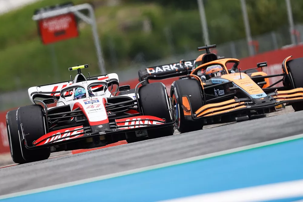 Daniel Ricciardo, McLaren MCL36, strijdt met Mick Schumacher, Haas VF-22