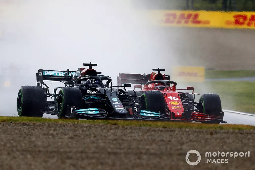 Lewis Hamilton, Mercedes W12, e Charles Leclerc, Ferrari SF21