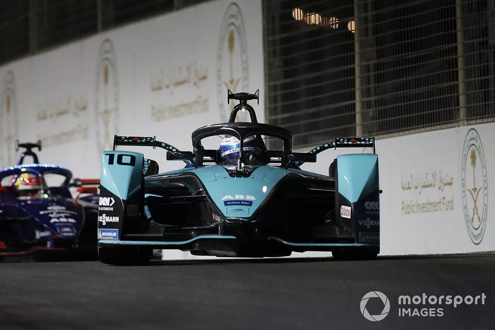 Sam Bird, Panasonic Jaguar Racing, Jaguar I-Type 5, leads Robin Frijns, Envision Virgin Racing, Audi e-tron FE07