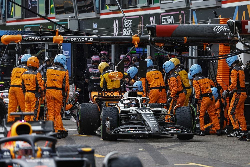 Oscar Piastri, McLaren MCL60, in the pits