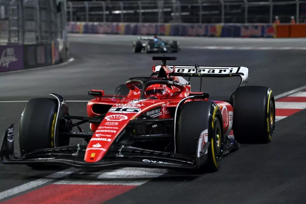Charles Leclerc, Ferrari SF-23, George Russell, Mercedes F1 W14