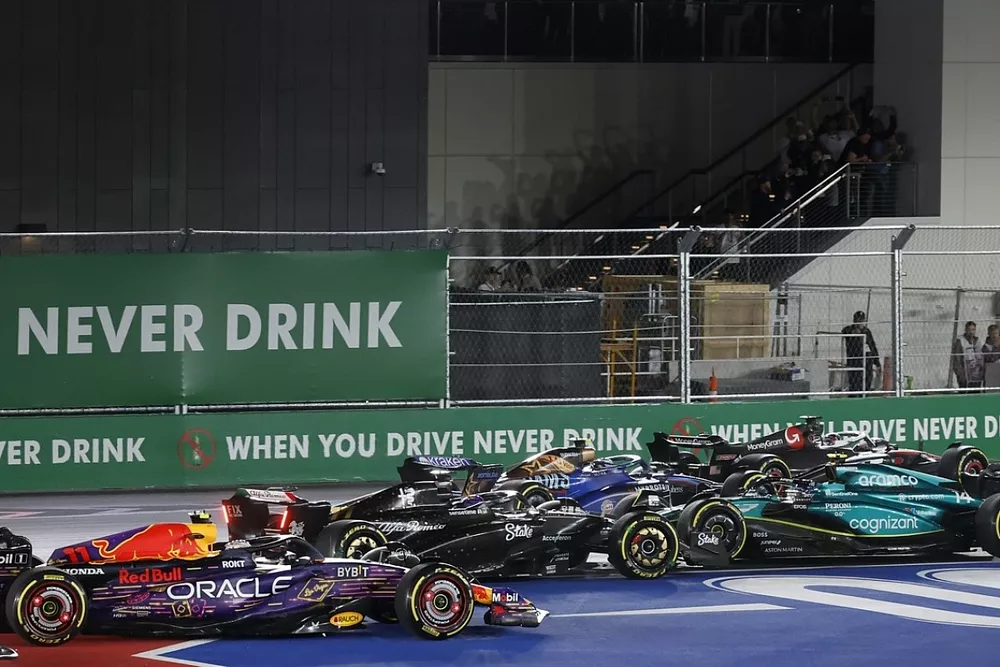 Fernando Alonso, Aston Martin AMR23, gira e colide com Valtteri Bottas, Alfa Romeo C43, enquanto Sergio Perez, Red Bull Racing RB19, toma medidas evasivas