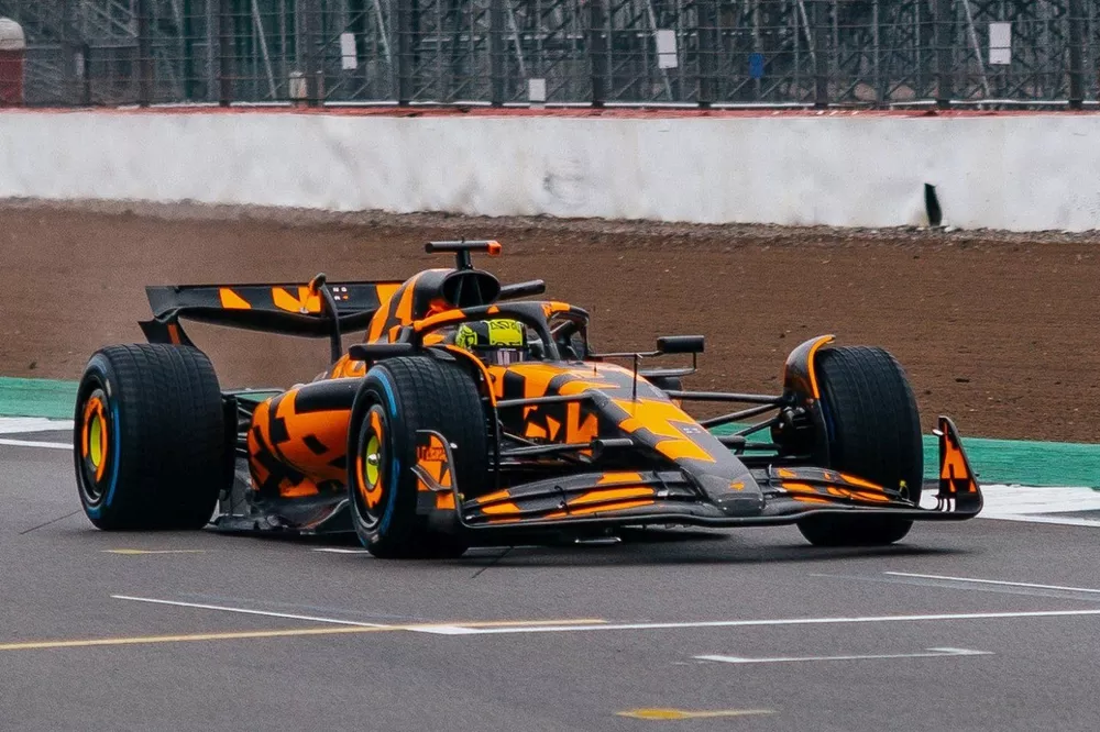 マクラーレンF1、2025年型ニューマシン発表一番乗り！ カモフラージュ