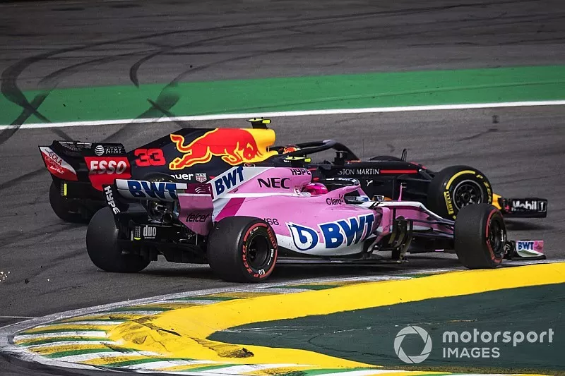 Le leader Max Verstappen, Red Bull Racing RB14 percute Esteban Ocon, Racing Point Force India VJM11 