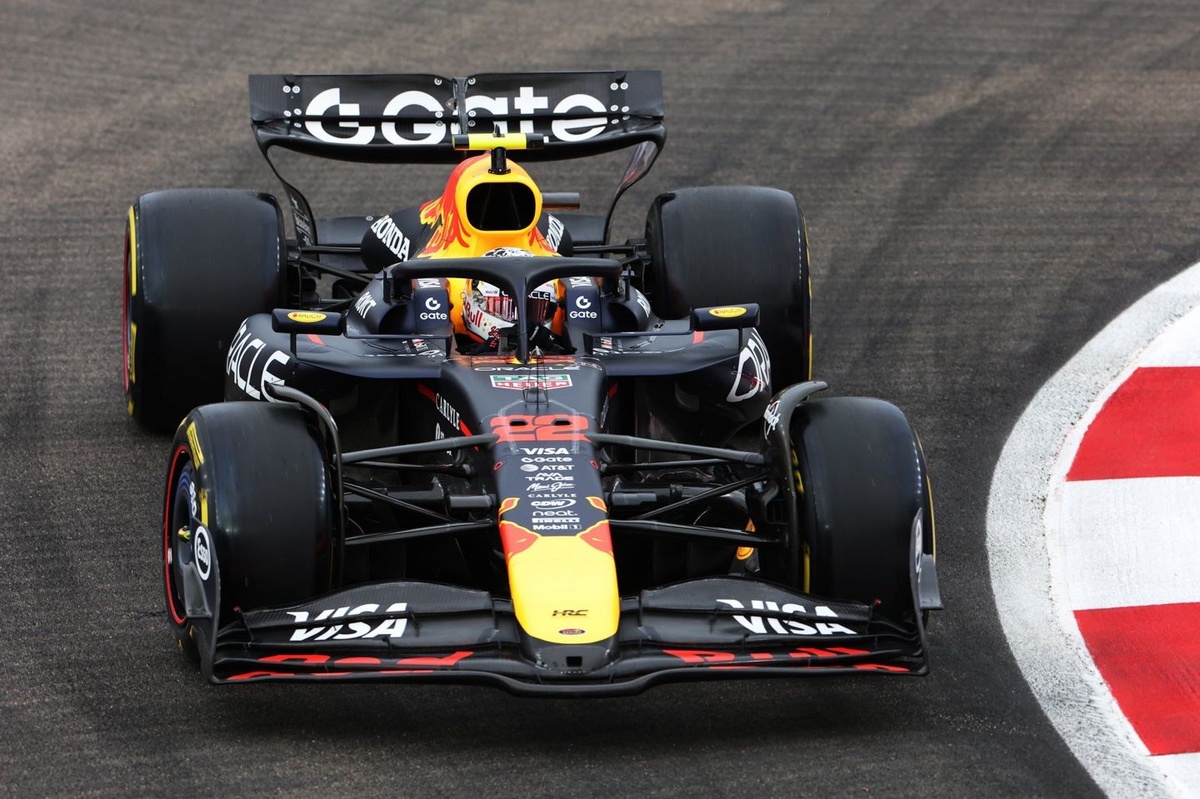 F1ベンツレーシングスーツラブブ（ラブブは含みません）⚠️数量限定 ラブブ F1フェラーリレーシングスーツ16号風着せ替え服 - メルカリ