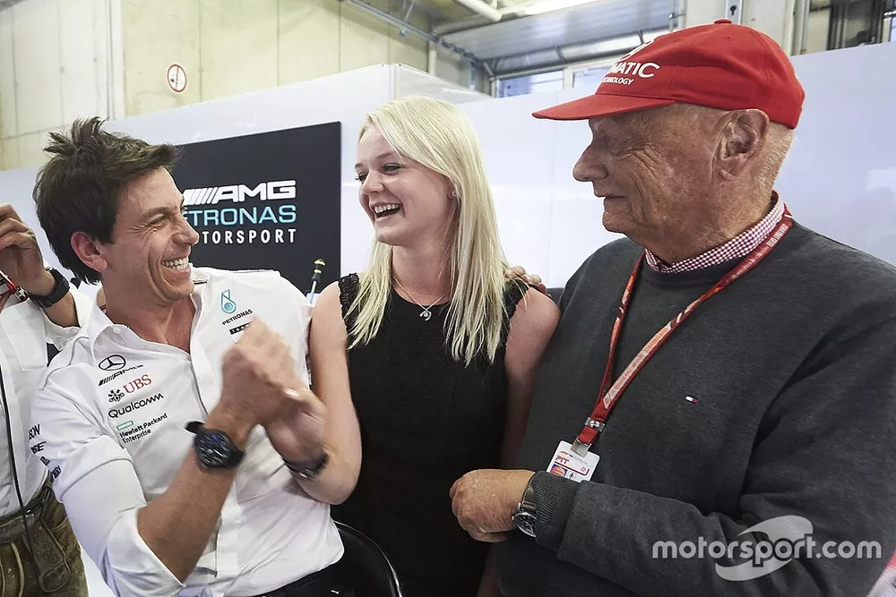 Toto Wolff, director ejecutivo de Mercedes AMG, Emilia Bottas y Niki Lauda, presidente no ejecutivo de Mercedes