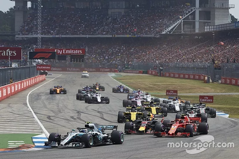 Valtteri Bottas, Mercedes AMG F1 W09, leads Kimi Raikkonen, Ferrari SF71H, Max Verstappen, Red Bull Racing RB14, Romain Grosjean, Haas F1 Team VF-18, Nico Hulkenberg, Renault Sport F1 Team R.S. 18, and the remainder of the field at the start