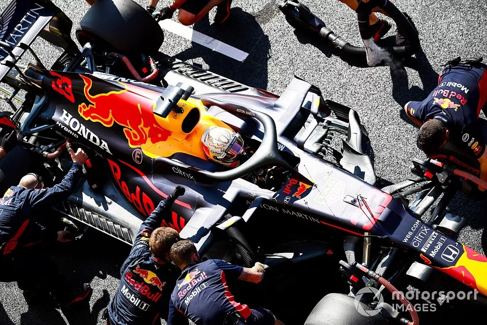 Max Verstappen, Red Bull Racing RB16, dans la voie des stands