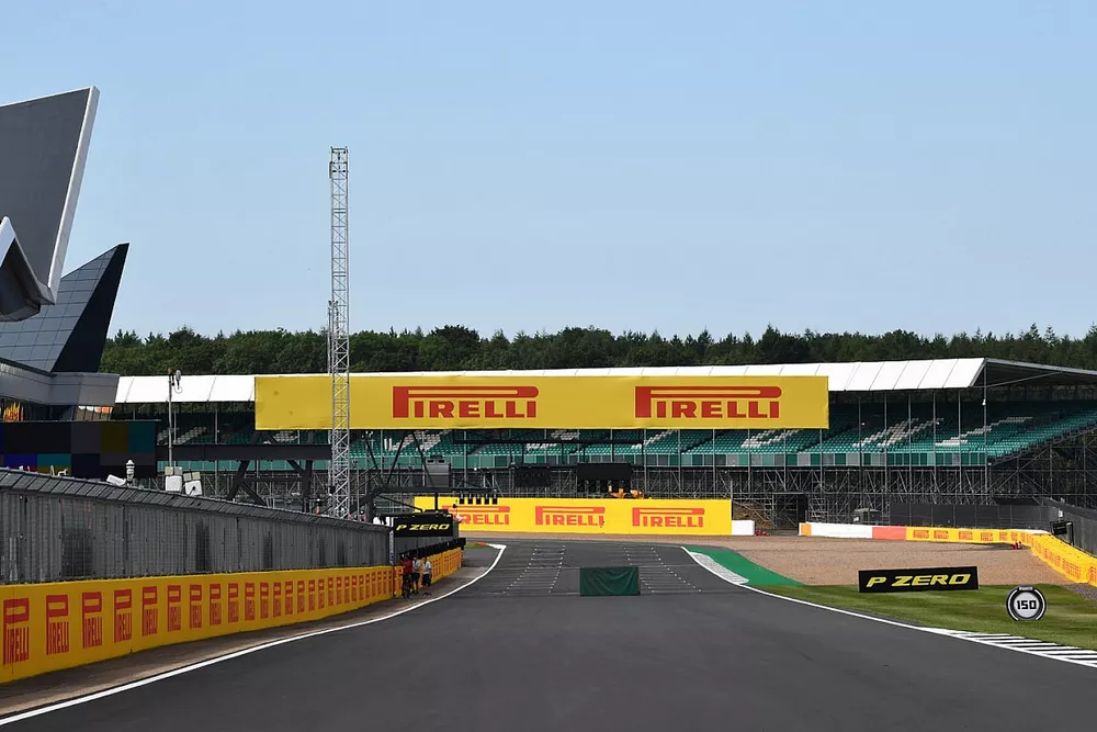 Cartel de Pirelli en Silverstone