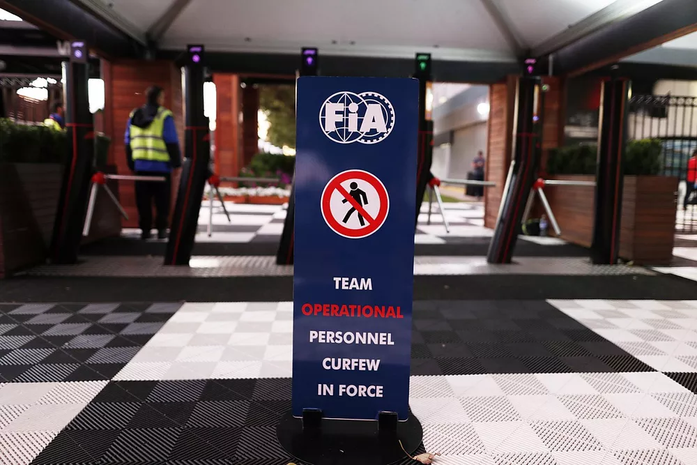 El letrero est&aacute;ndar de toque de queda nocturno fuera de las puertas de entrada de paddock