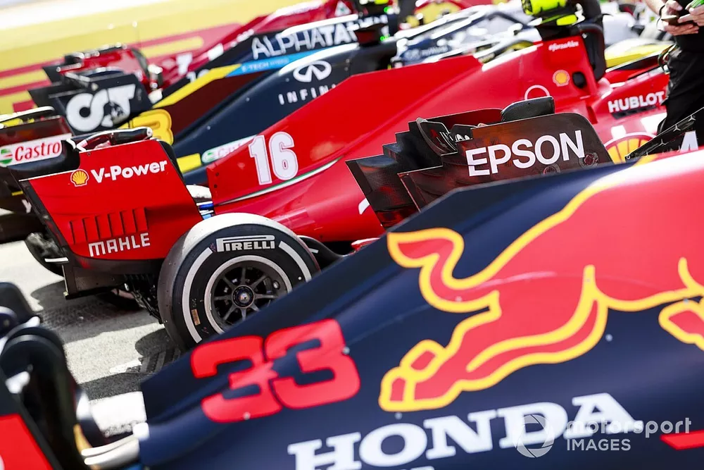 Los monoplazas de Max Verstappen, Red Bull Racing RB16 y Charles Leclerc, Ferrari SF1000 en Parc Ferme