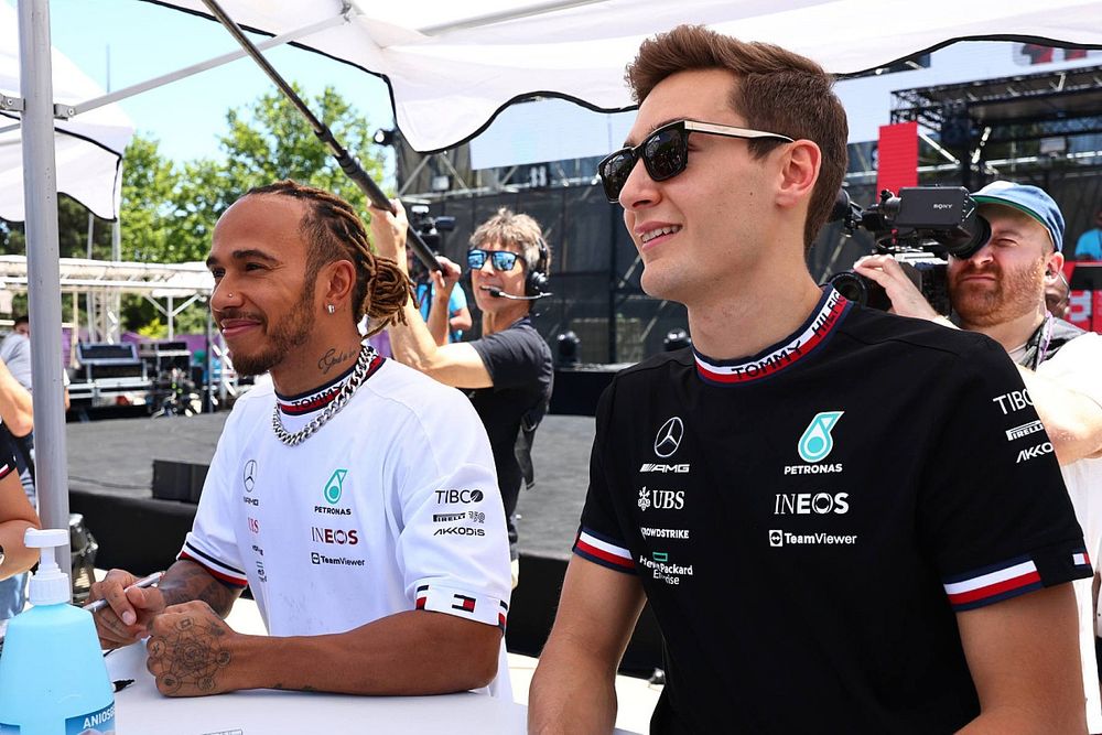 George Russell, Mercedes-AMG, Lewis Hamilton, Mercedes-AMG firmando autógrafos