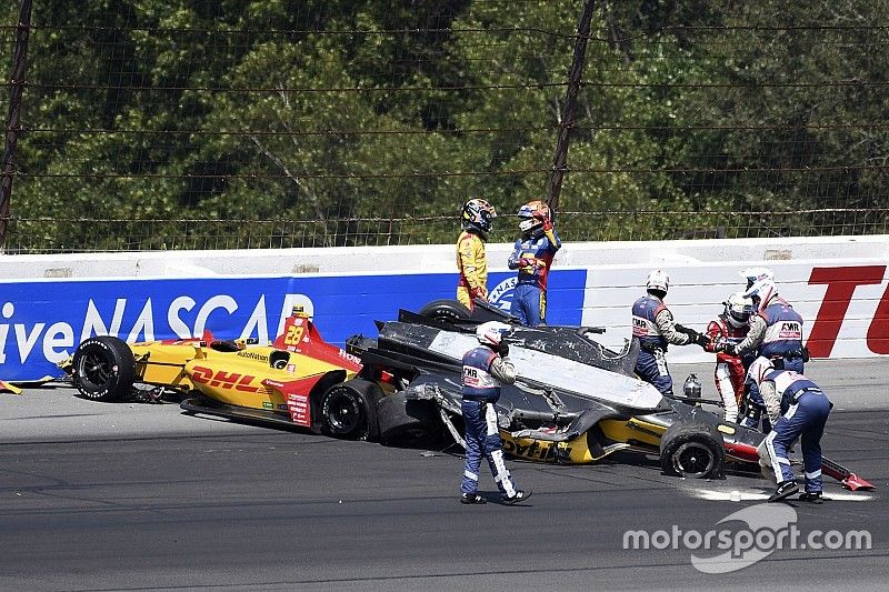 Crash: Felix Rosenqvist, Chip Ganassi Racing Honda, Ryan Hunter-Reay, Andretti Autosport Honda, Alexander Rossi, Andretti Autosport Honda, Takuma Sato, Rahal Letterman Lanigan Racing Honda, James Hinchcliffe, Arrow Schmidt Peterson Motorsports Honda