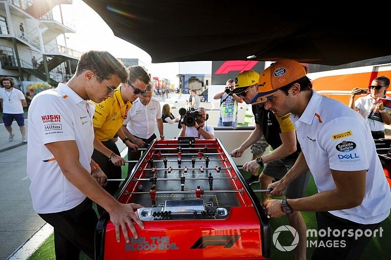 Lando Norris, McLaren, Carlos Sainz Jr, McLaren y Nico Hulkenberg, del equipo Renault F1, juegan al futbolito en el paddock.