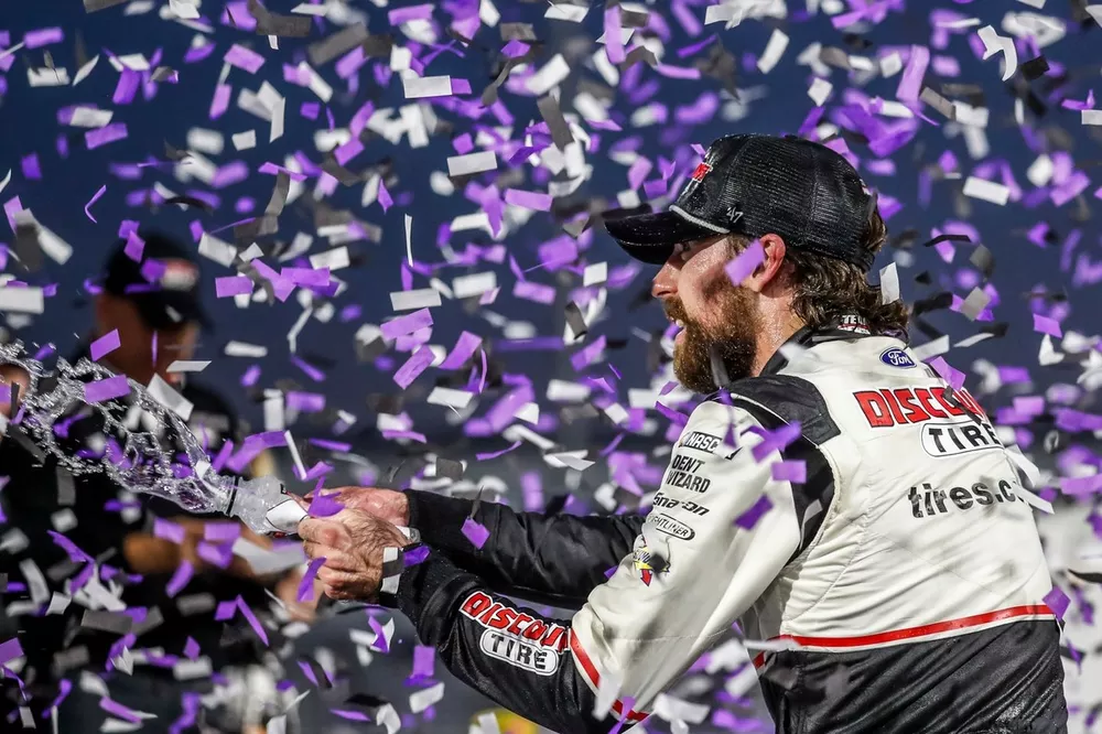 Ryan Blaney, Team Penske, Discount Tire Ford Mustang celebrates his victory