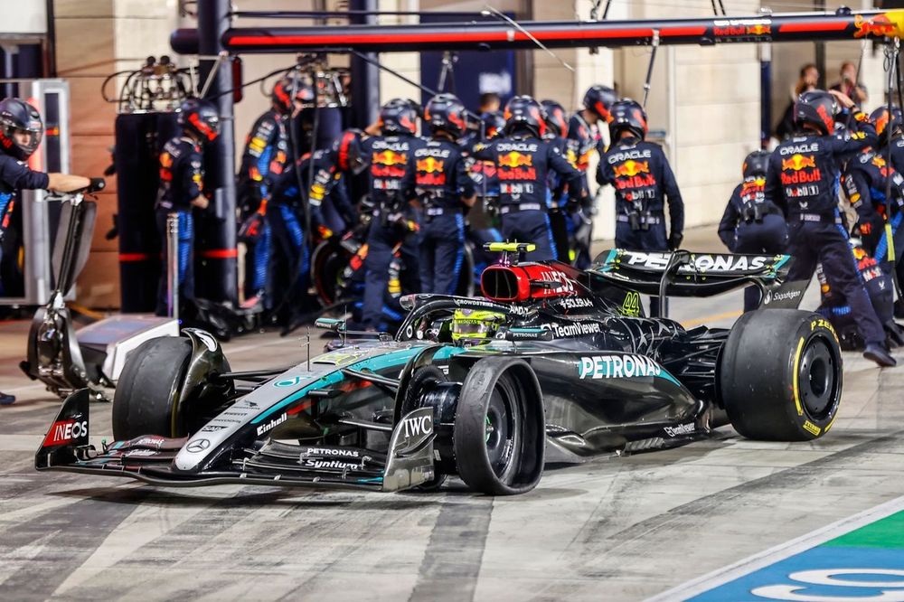 Lewis Hamilton, Mercedes F1 W15, nos boxes com um furo