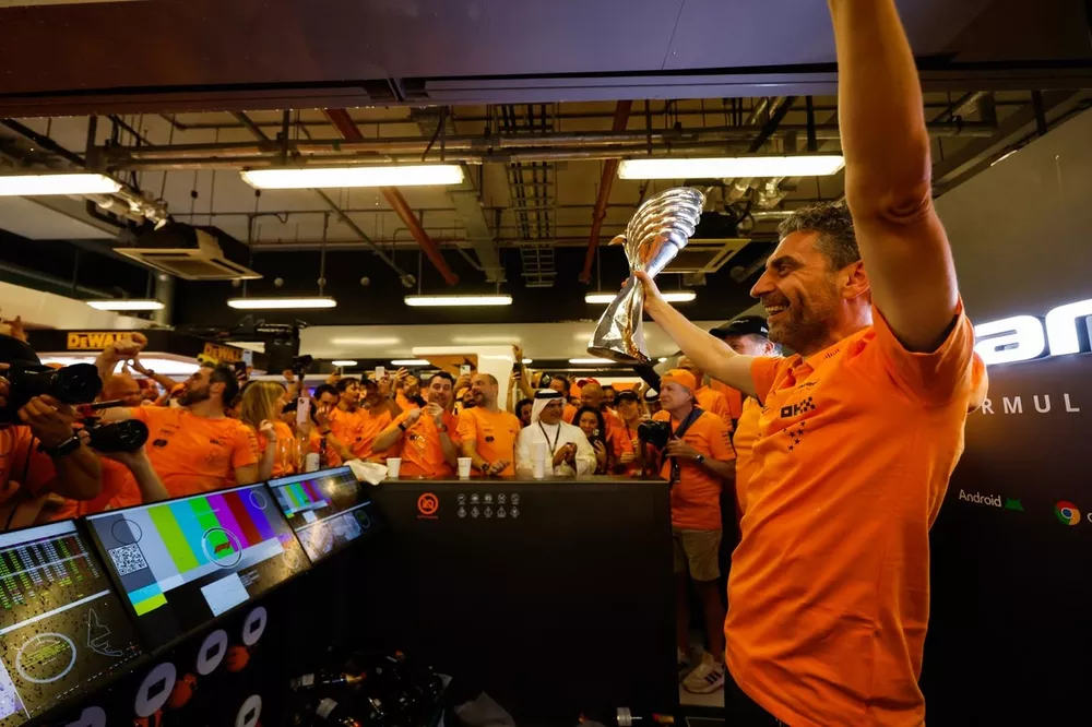 Zak Brown, PDG, McLaren Racing, Andrea Stella, Team Principal, McLaren F1 Team, et l'&eacute;quipe f&ecirc;tent le titre constructeurs