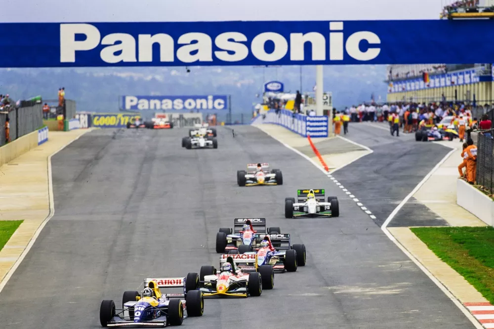 Damon Hill, Williams FW15C, leads Alessandro Zanardi, Lotus 107B, Rubens Barrichello, Jordan 193, and Ivan Capelli, Jordan 193