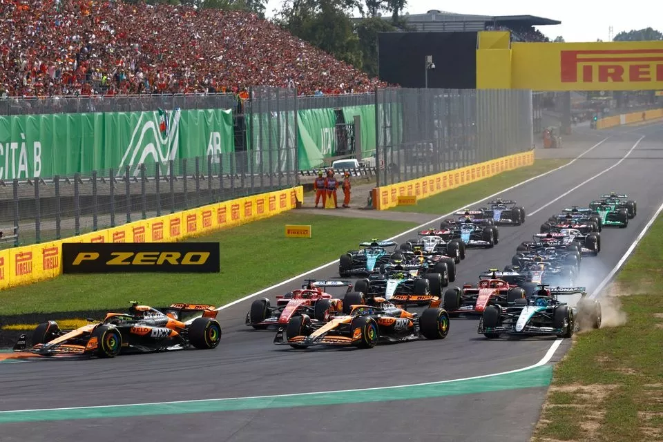 Lando Norris, McLaren MCL38, Oscar Piastri, McLaren MCL38, George Russell, Mercedes F1 W15, Charles Leclerc, Ferrari SF-24, Carlos Sainz, Ferrari SF-24, Lewis Hamilton, Mercedes F1 W15, au d&eacute;part